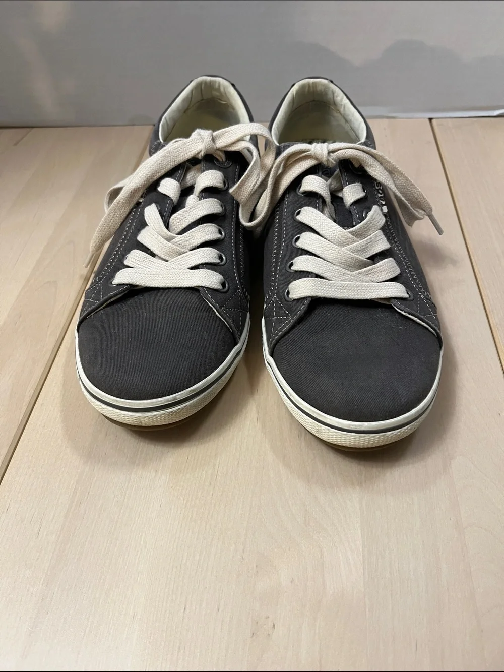 Taos Retro Star RES-12844 Low Lace-Up Gray Canvas Sneakers Women’s 8.5